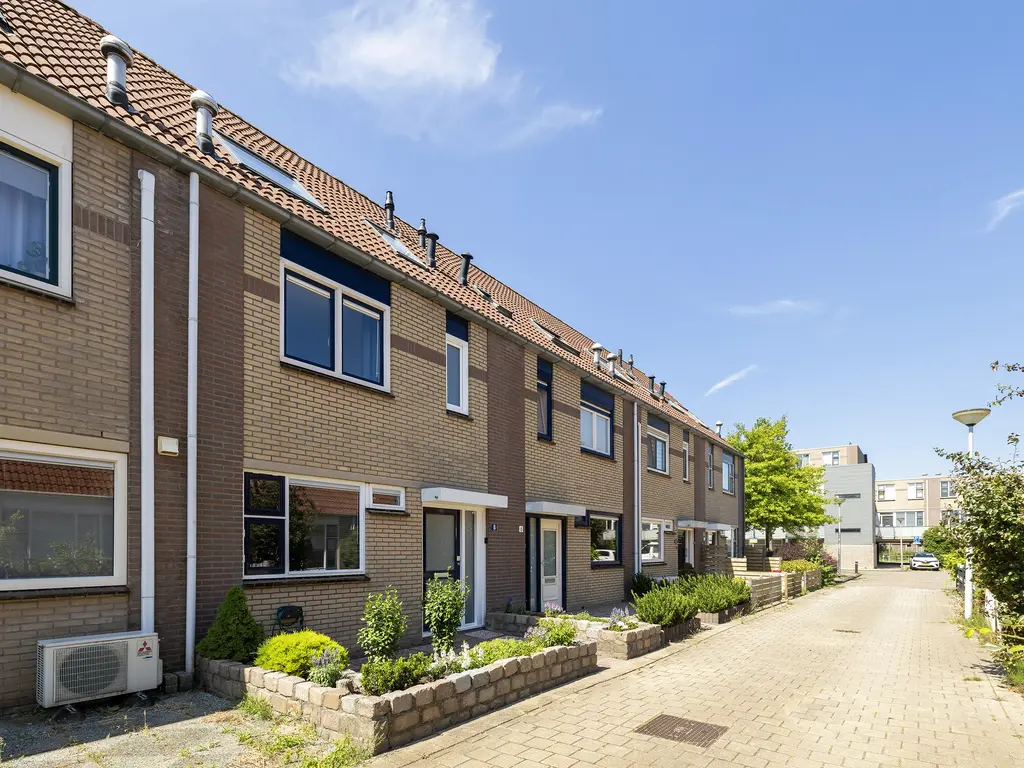 Toernooiveld 8, OOSTVOORNE