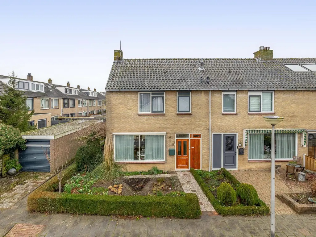 Julianalaan 28, ZWARTEWAAL