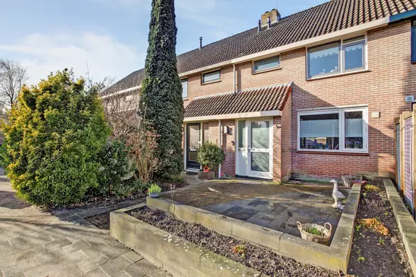 Meibloem 16, Opmeer