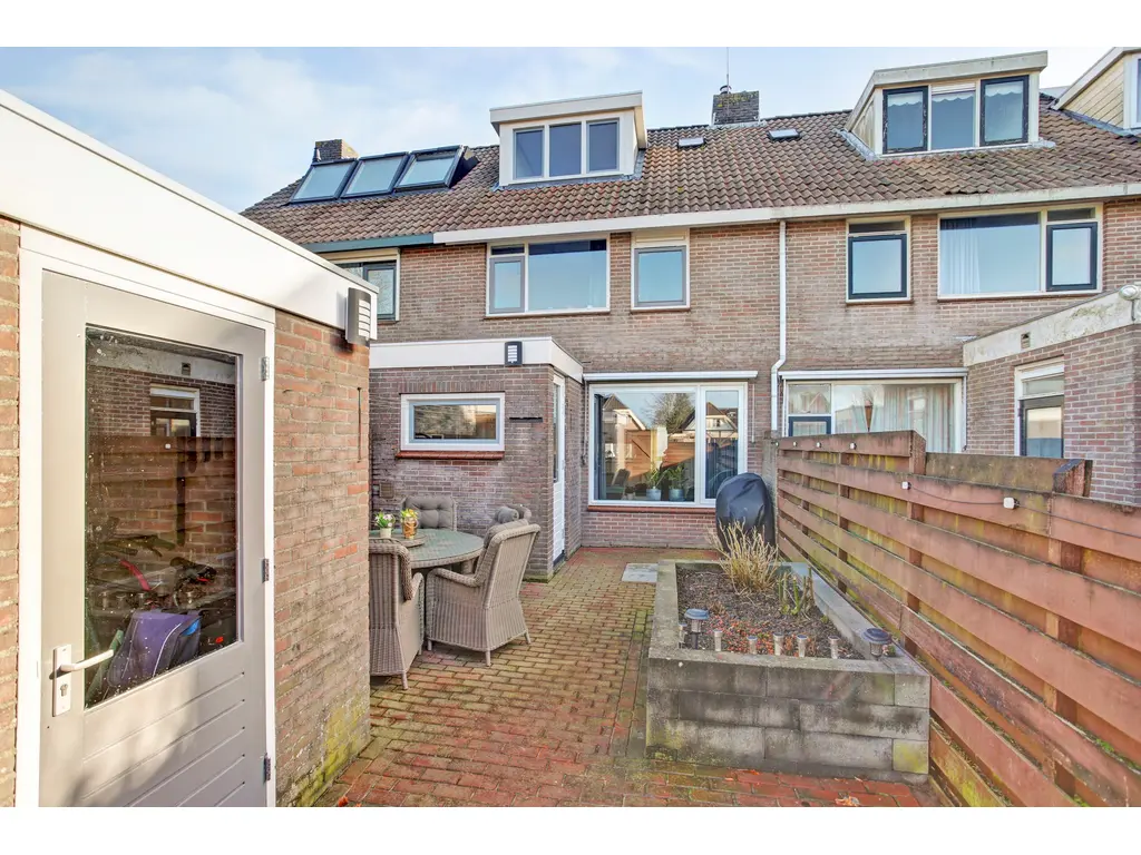 Meibloem 16, Opmeer