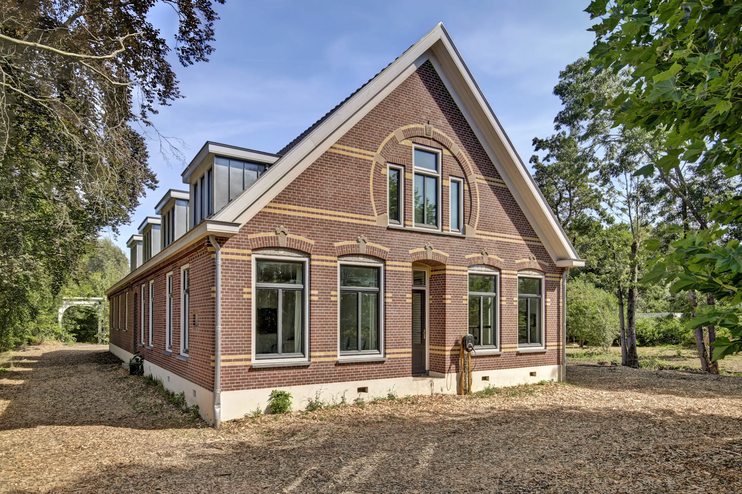 9-room house & single family of 418 m²