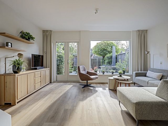 Tussenwoning te koop: Roek 11, Hoogvliet Rotterdam