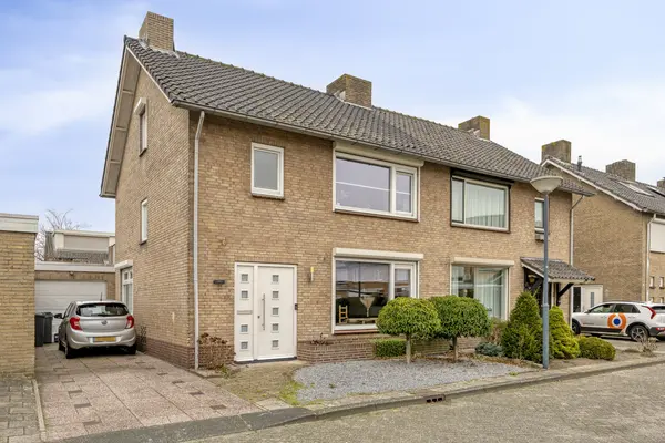 Seringenhof 28, WAALWIJK