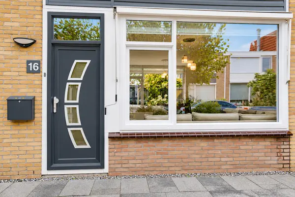 Leeuwerikstraat 16, ALBLASSERDAM