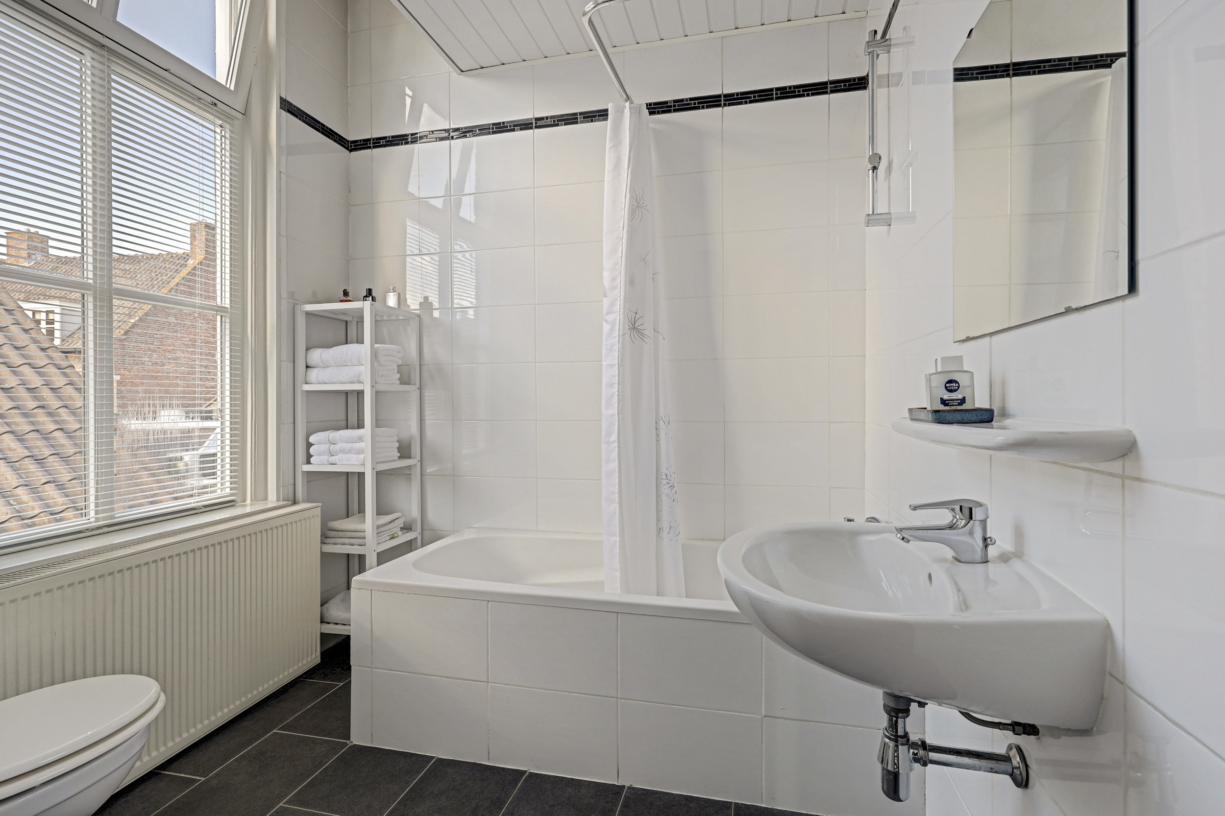 Vrijstaande woning te koop: Loeffstraat 111, Waalwijk