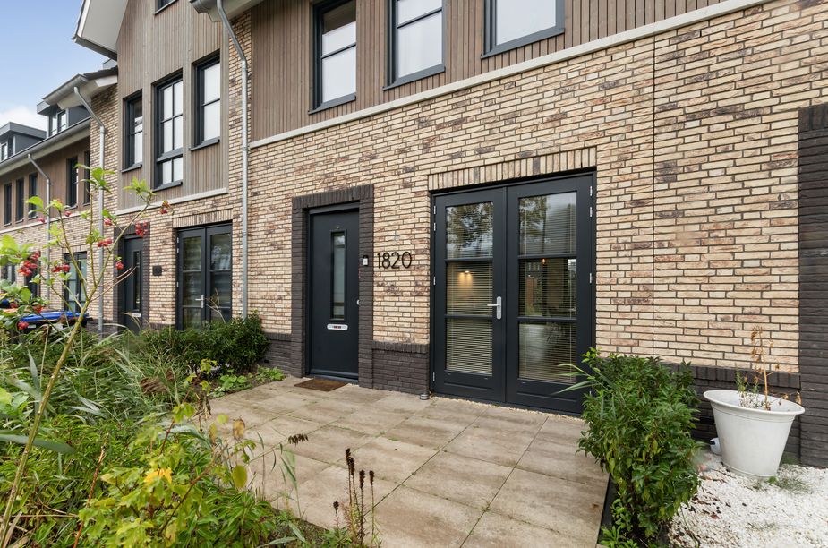 Tussenwoning te koop: Laan van Londen 1820, Dordrecht