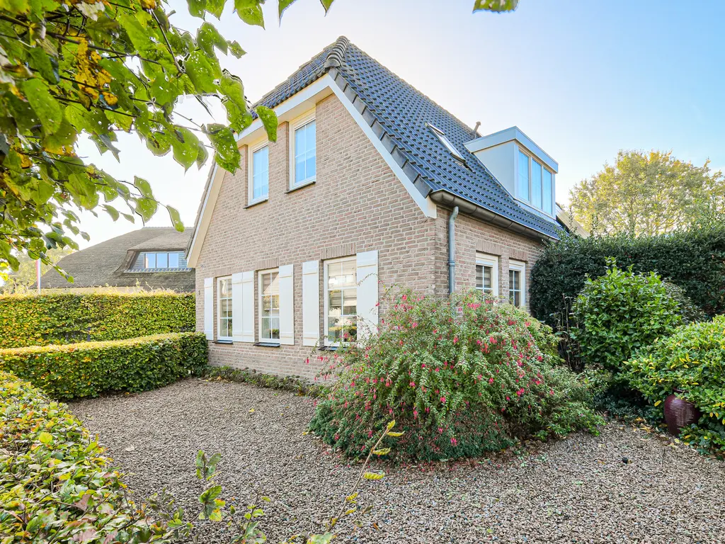 Molenakker 16, DEN HOUT